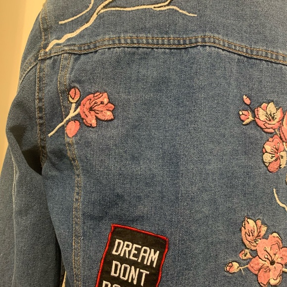 Divided by H&M unique Jean jacket size 6 with amazing decals front and back - Picture 8 of 9